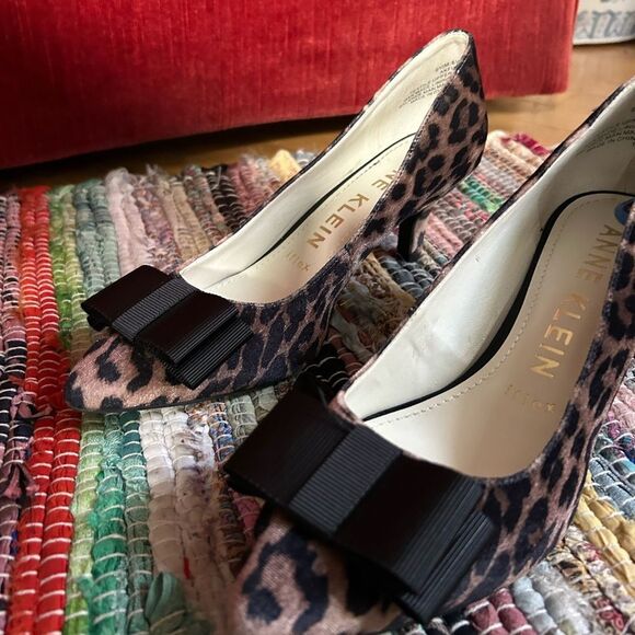 Anne Klein Animal Print Heels with Black Accent Size 6 - Picture 10 of 12
